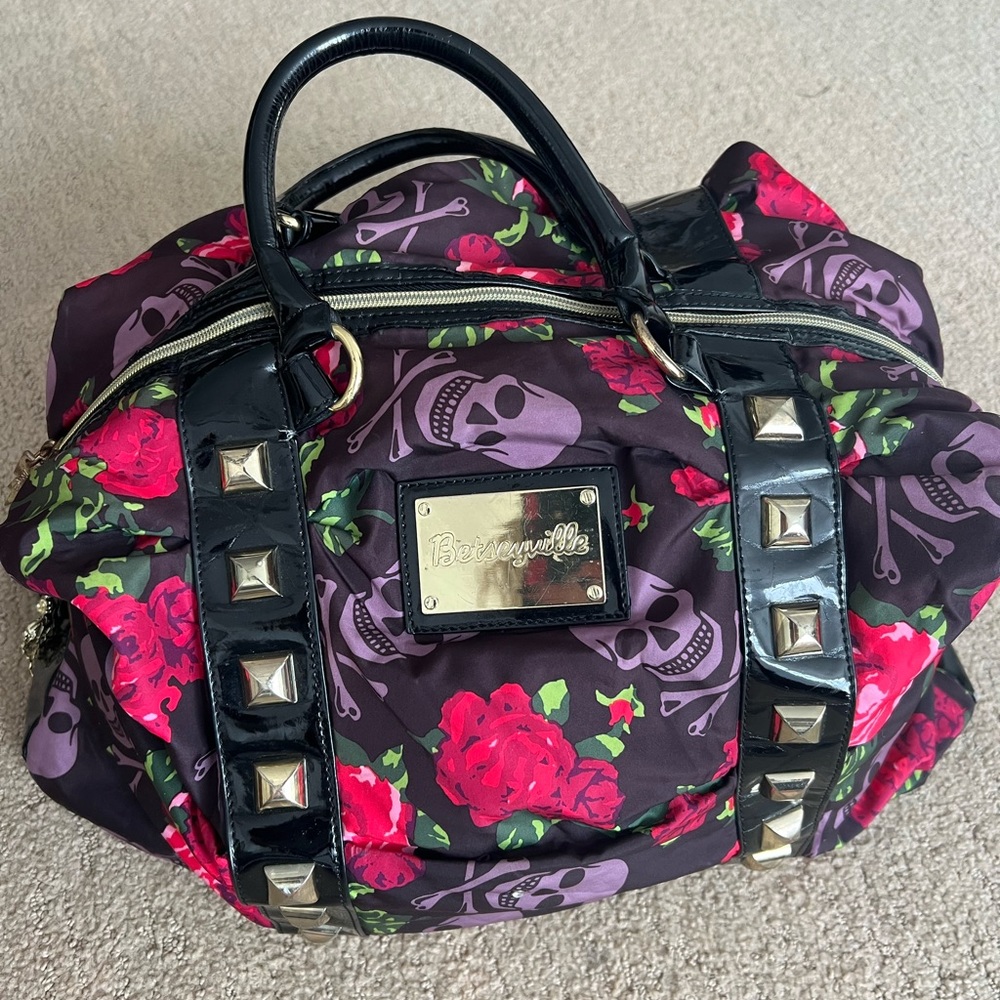 Betseyville by Betsey Johnson Skull & Roses Bag